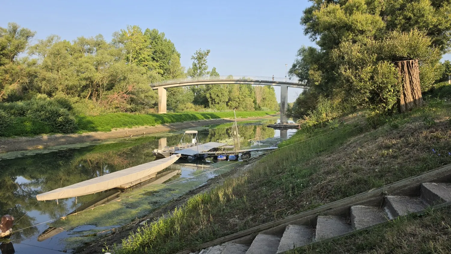 Blick auf die Altrheinbrücke (Martin-Roth-Brücke) und Boote auf dem Altrhein